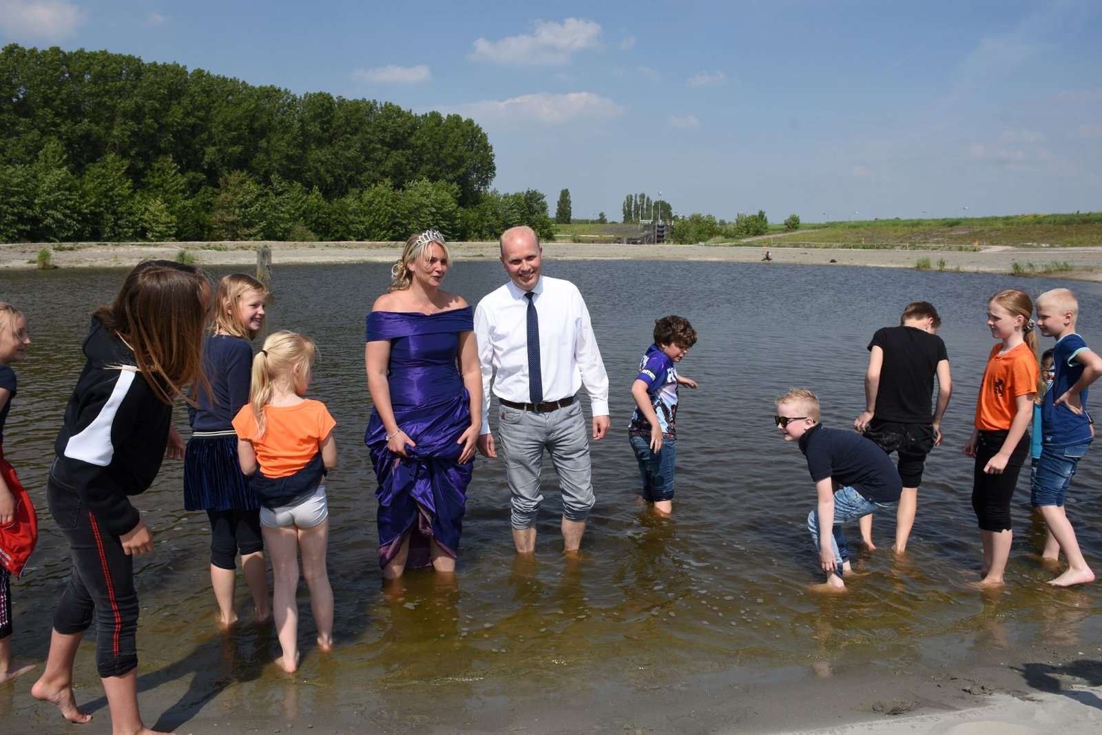 De garnalenkoningin, wethouder Harmannus Blok en schoolkinderen openen officieel Zoutkamp Achter Diek. Fotograaf: Hink Horneman Promotie Noord