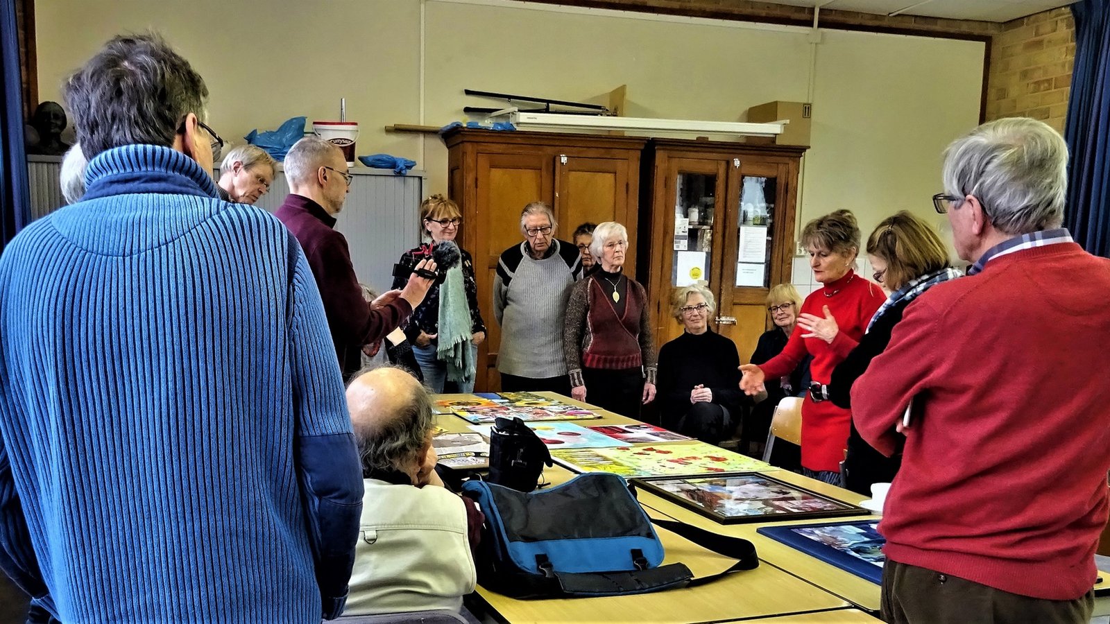 Deelnemers laten zien wat zij gemaakt hebben en bespreken elkaars werk. Foto: Mary Ritsema