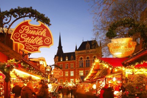 Een beker Glühwein drinken © Oldenburg Tourismus und Marketing GmbH / Mario Dirks