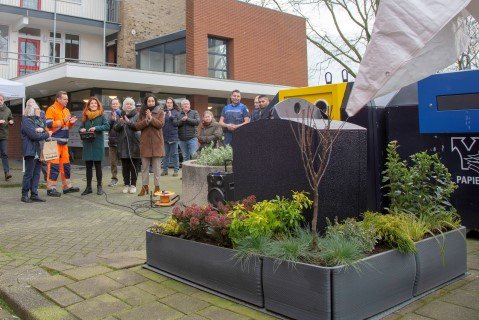 Wethouder Chakor onthult een containertuintje in Vinkhuizen Promotie Noord