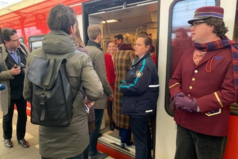 Reizigers testen automatisch bestuurde trein Promotie Noord
