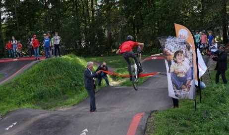 Wethouder Chakor onthult een containertuintje in Vinkhuizen - Foto: Ineke Heijting - Promotie Noord